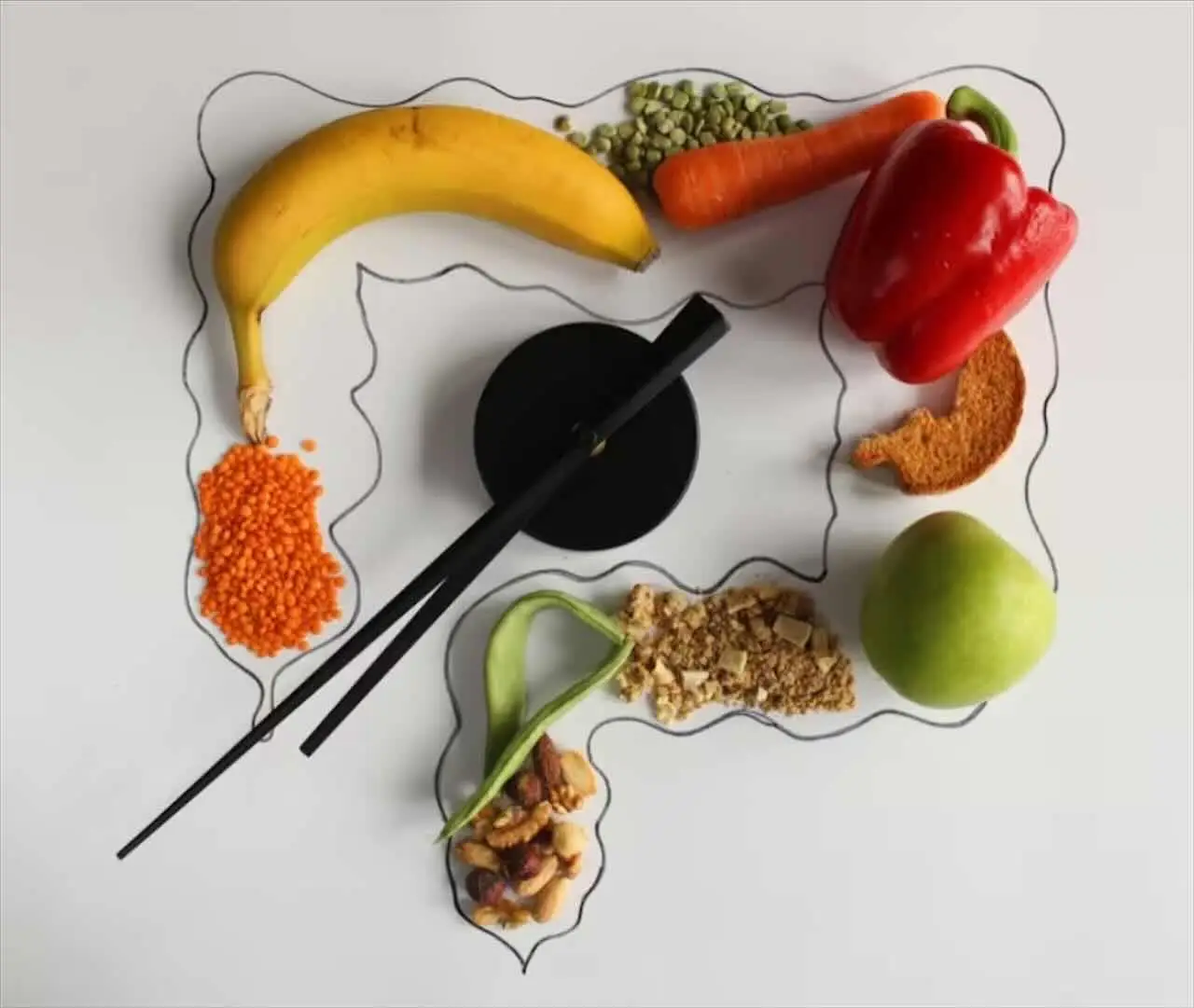 SP - Donna in cucina con cibo grasso e orologio
